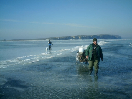 都罗曼角旁结冰的拉泽湖